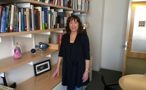 A place for everything - Door open left rear; table left; glass fish on first shelf: In rats, the postrhinal cortex keeps track of places and objects and sends other parts of the brain vital positioning information. “The POR,” Rebecca Burwell says, “is not just a relay station for spatial information.”