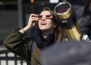 Lower-tech: Mali’o Kodis ’14 views the sun through an inexpensive pair of paper solar viewing glasses.