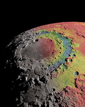 La cuenca Oriental de la Luna está rodeada por claras estructuras anulares. La imagen muestra el mapa gravitatorio de la cuenca (rojo indica exceso de masa, azul india déficit de masa) que los científicos utilizan para reconstruir la formación de la cuenca y de sus anillos. Crédito: Ernest Wright, NASA/GSFC Scientific Visualization Studio.